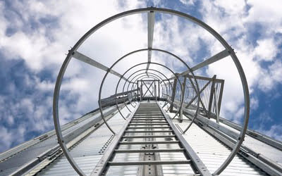 Escaleras verticales fijas separadas para estructuras específicas